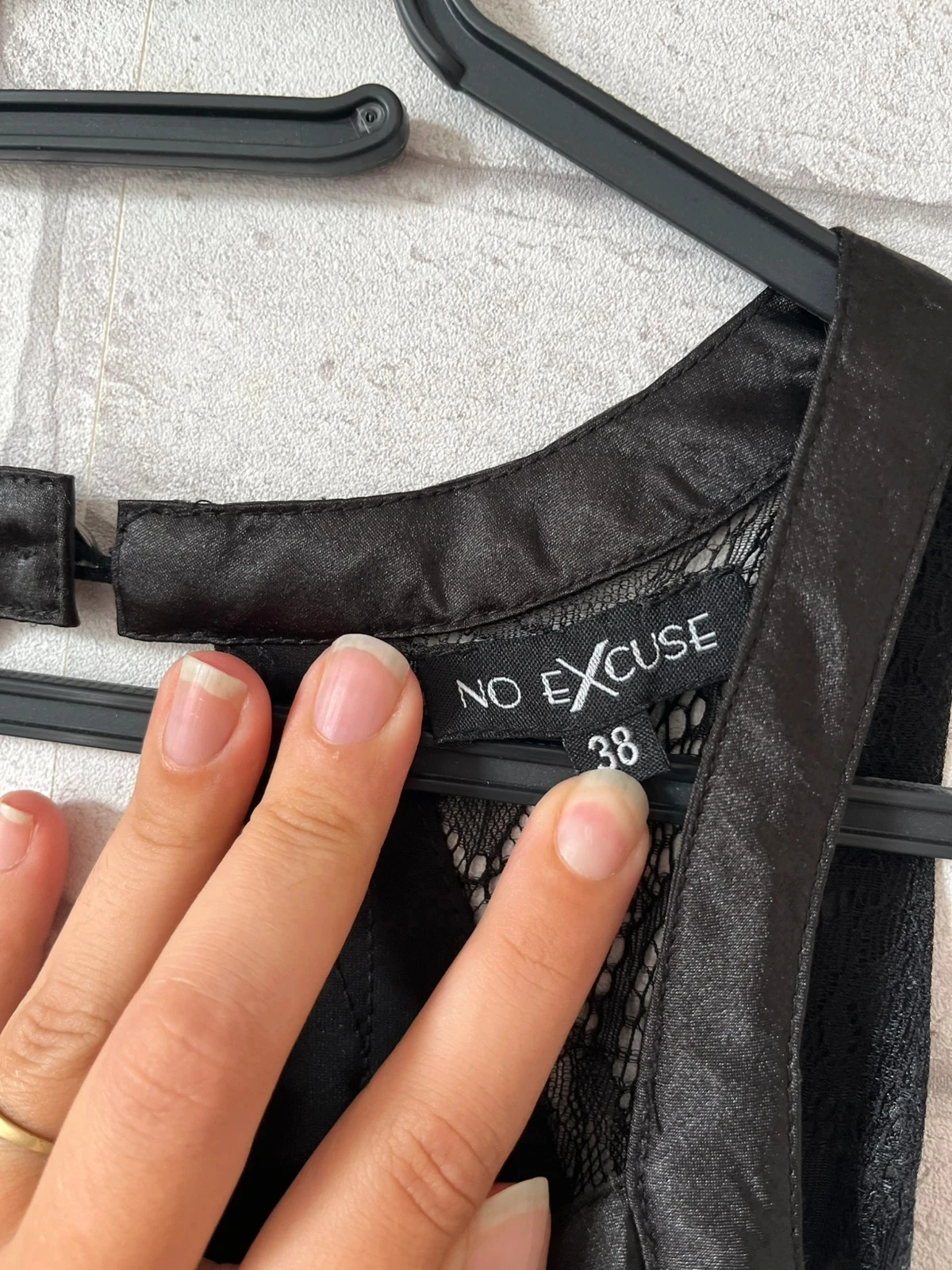 Zwarte No Excuse jurk T38 – Chique en vrouwelijk met kanten details – photo 3